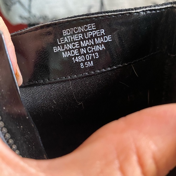 Black suede Bandolino ankle boot with zip and tassel size 8.5 with 3" heel - Picture 12 of 12